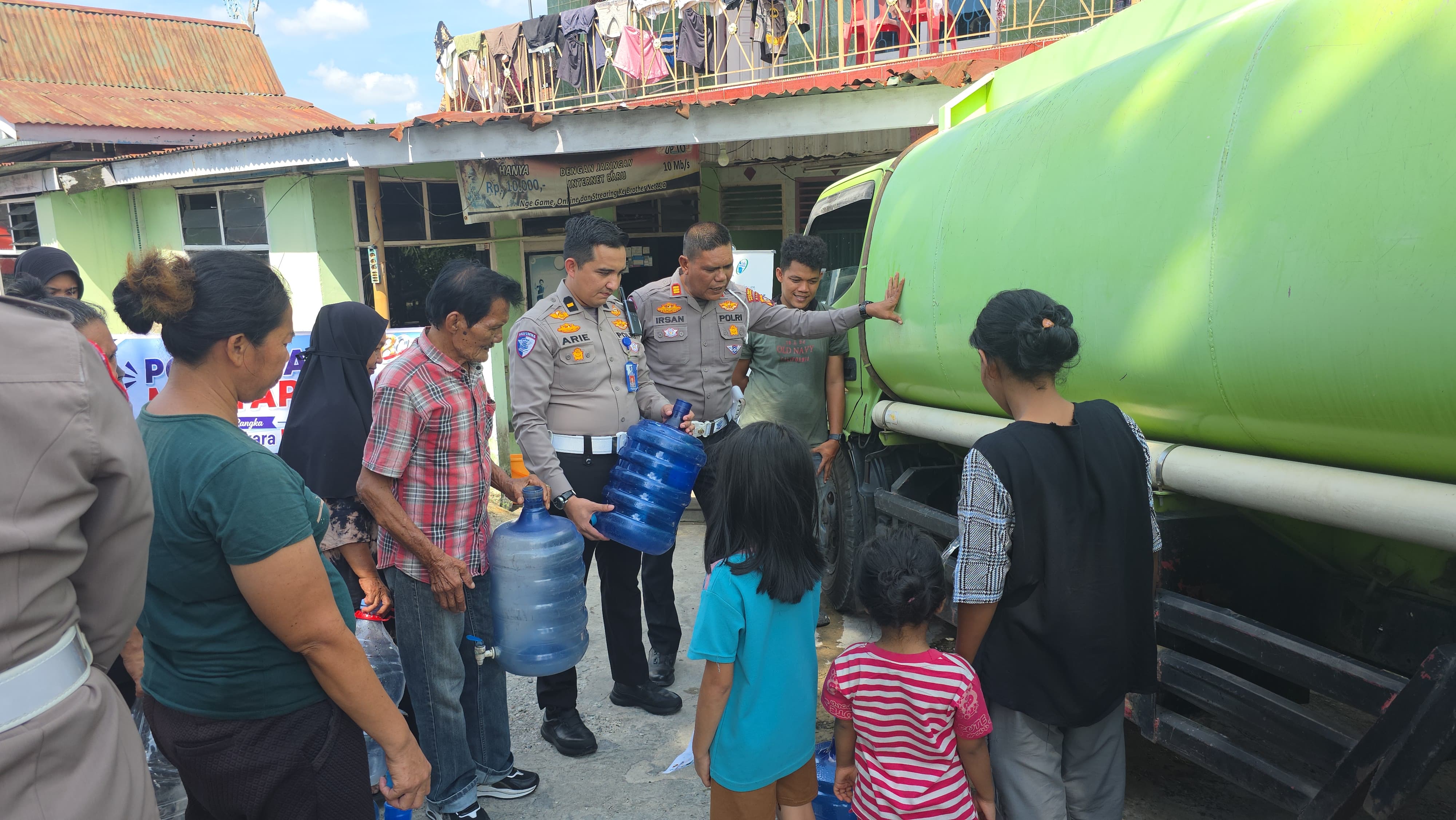 Sambut HUT Bhayangkara ke-80, Satlantas Polresta Pekanbaru Salurkan 10 Ribu Liter Air Bersih