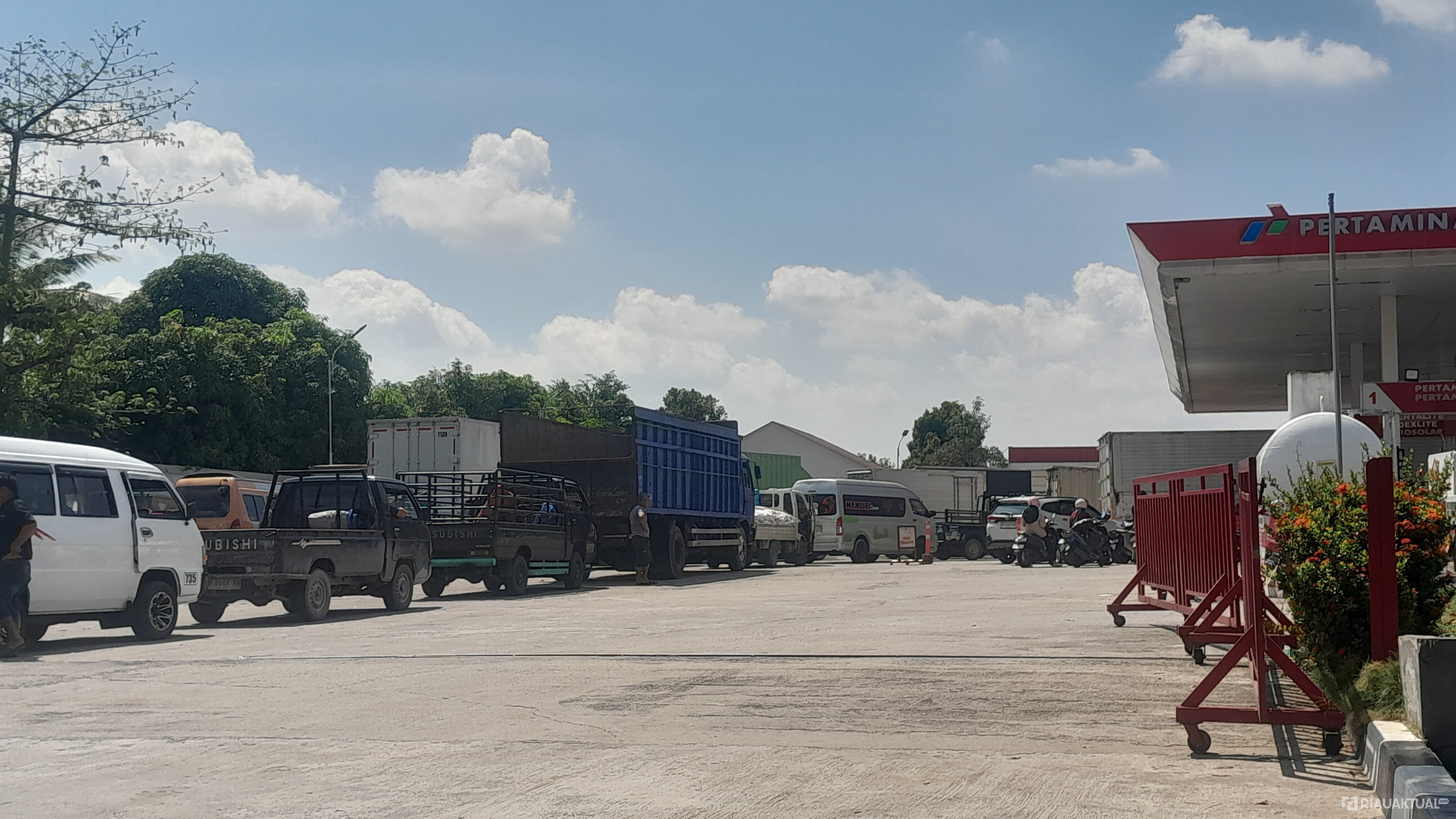 Sopir Truk hingga Bus Keluhkan Antrean Panjang Solar, Rela Tunggu Berjam-jam demi Bisa Beroperasi