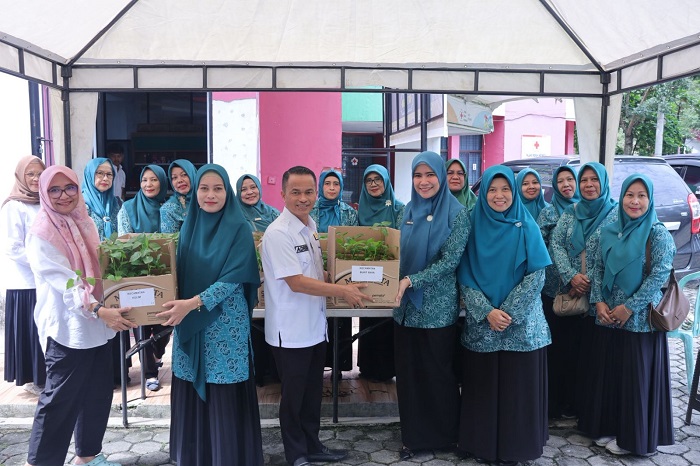 Wujudkan Mandiri Pangan, DKP Pekanbaru Bagikan Ratusan Bibit Cabai dan Terong ke 15 Kecamatan 