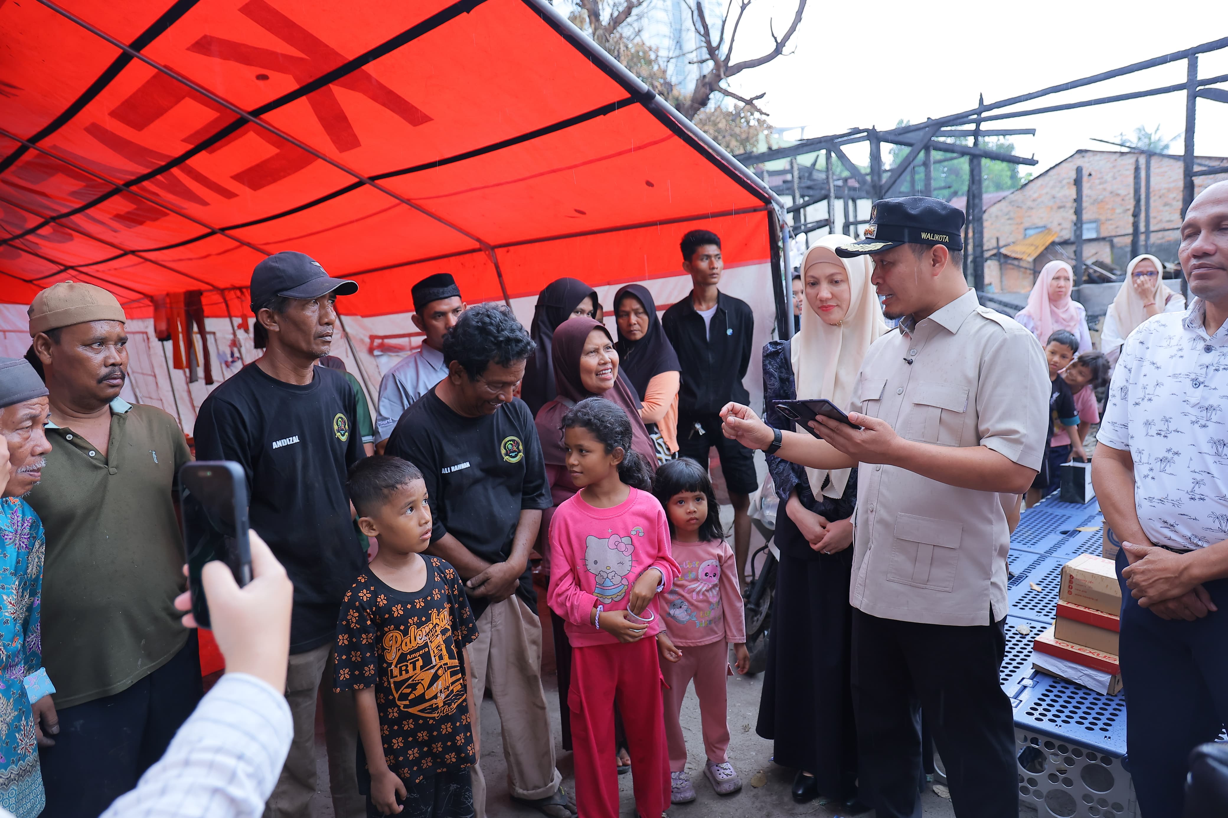 Sambangi Warga Korban Kebakaran di Sukajadi, Wako Agung Kembali Bawa Bantuan 