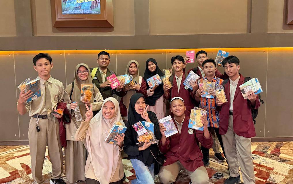   Hari Anak Nasional, NasDem Riau Ajak 200 Anak Nobar 'Children of Heaven' dan Bagikan Al-Qur'an