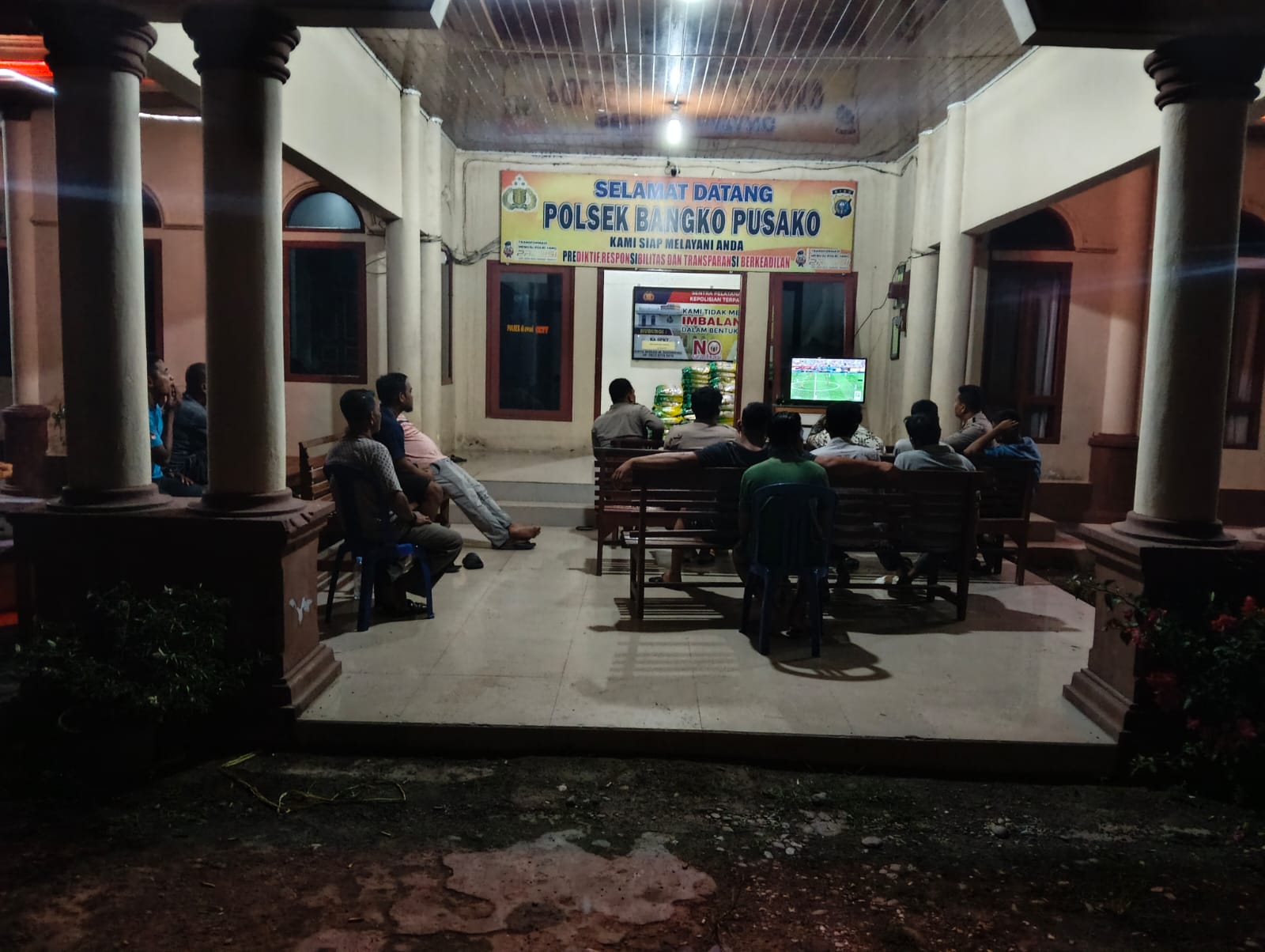 Polsek Bangko Pusako Gelar Nobar Final Piala Dunia 2026, Kapolsek Sisipkan Pesan Kamtibmas ke Warga