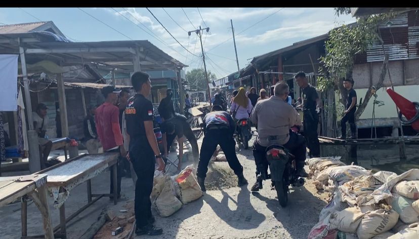 Brimob dan Polres Rohil Gotong Royong Bersihkan Masjid hingga Perbaiki Jalan