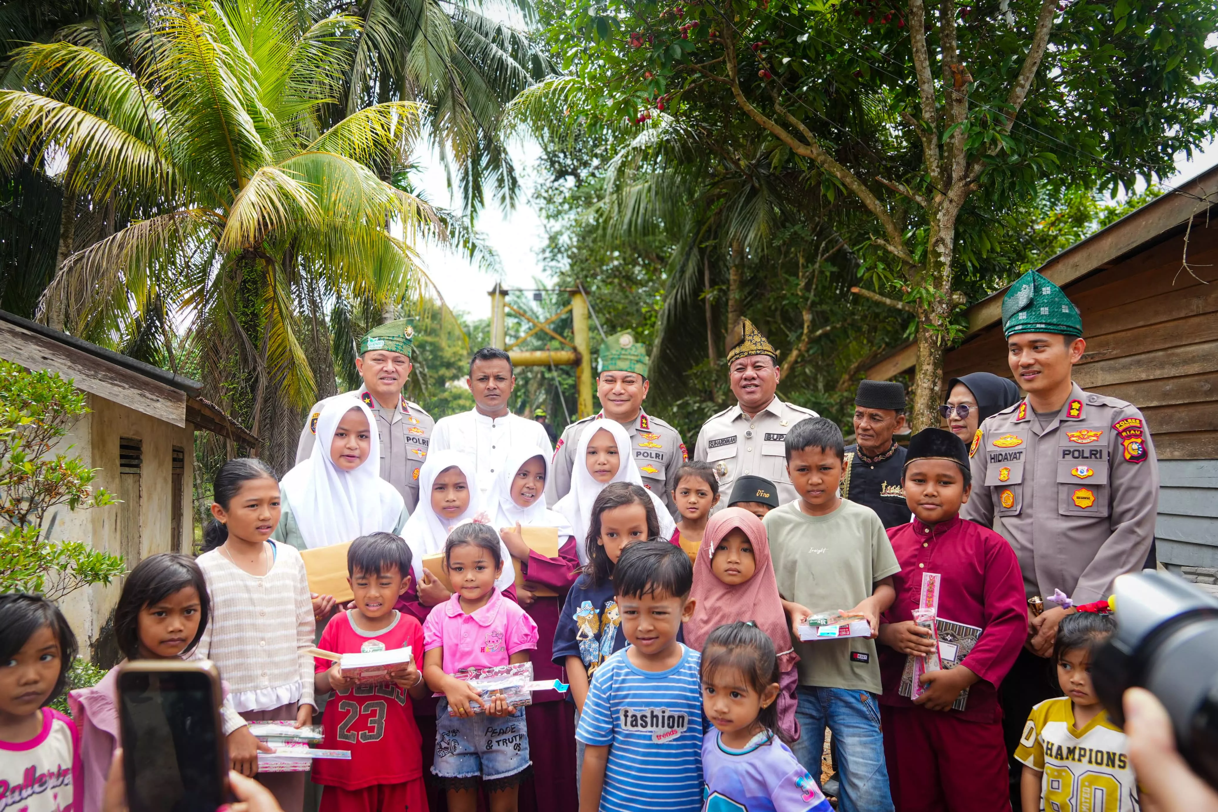 Tinjau Jembatan Gantung di Kuansing, Kapolda Riau: Tingkatkan Ekonomi dan Pendidikan