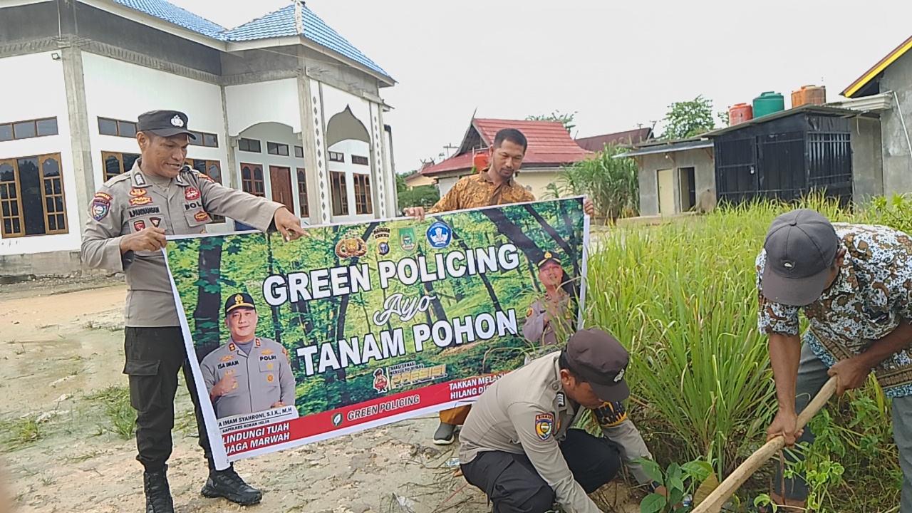 Green Policing di Rohil, Polsek Rimba Melintang Tanam Pohon di Masjid