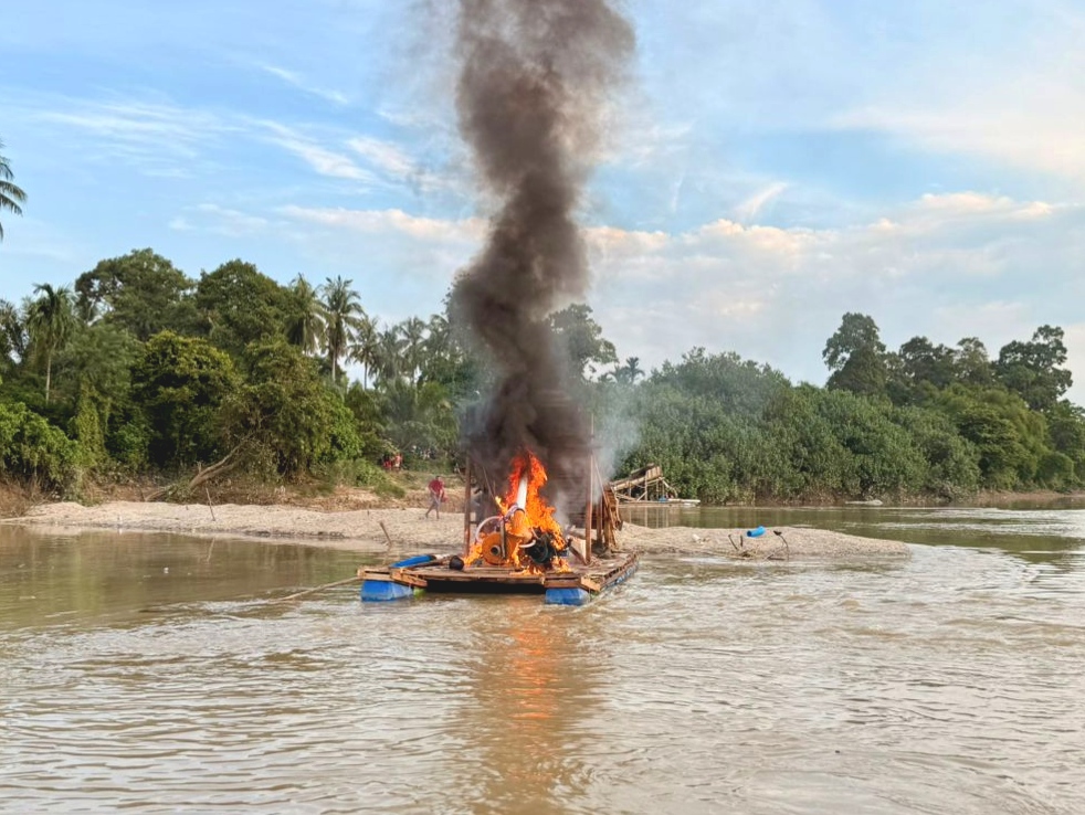 Polsek Cerenti Musnahkan 5 Rakit PETI di Sungai Kuantan Kuansing