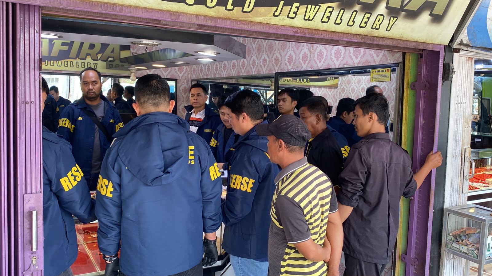 Polda Riau Geledah Toko Emas Syafira di Kampar, Ratusan Gram Emas Diduga Terkait PETI Disita