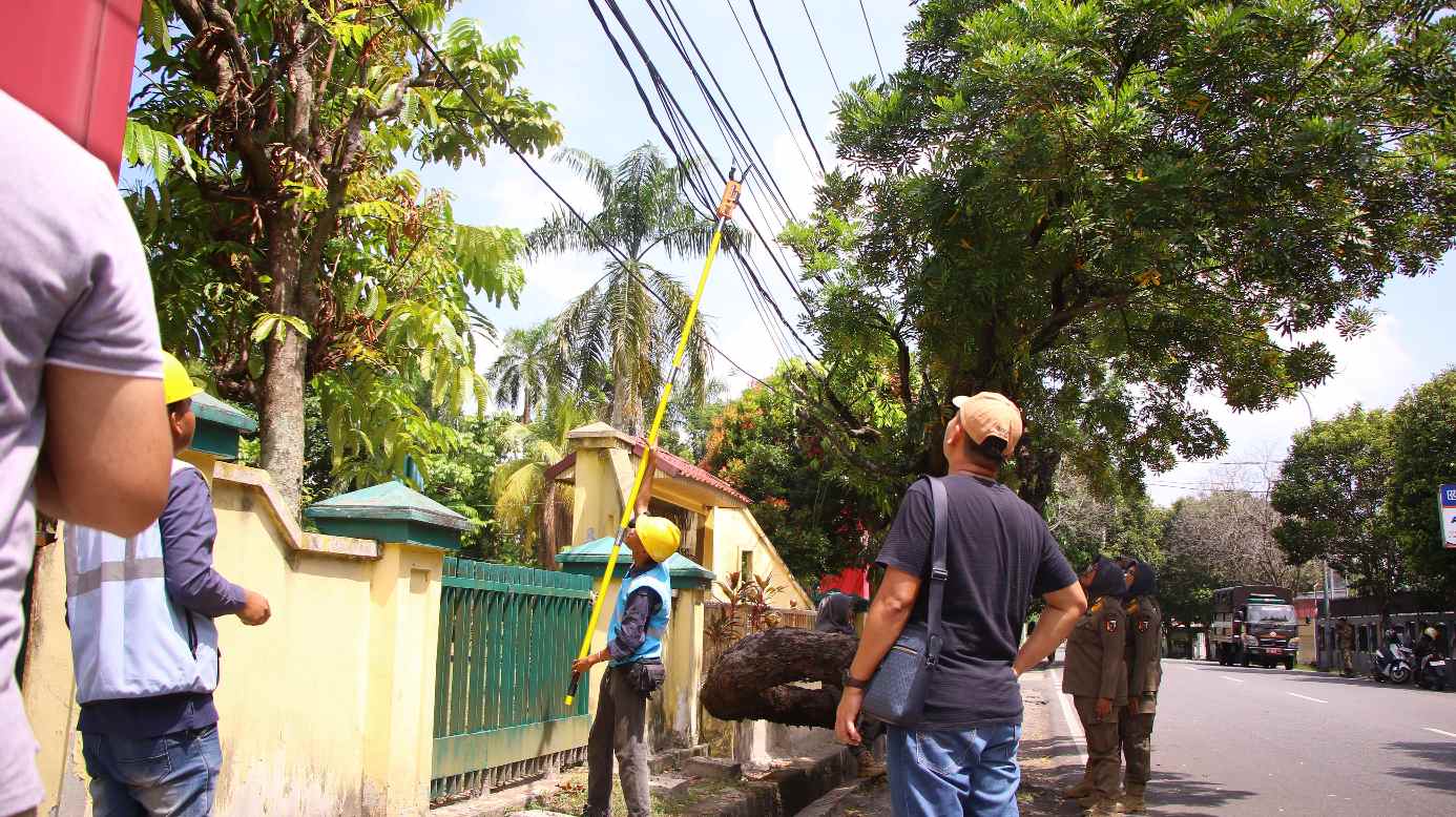 Ganggu Estetika, Pemko Pekanbaru Tata Kabel FO Semrawut di Ronggowarsito 