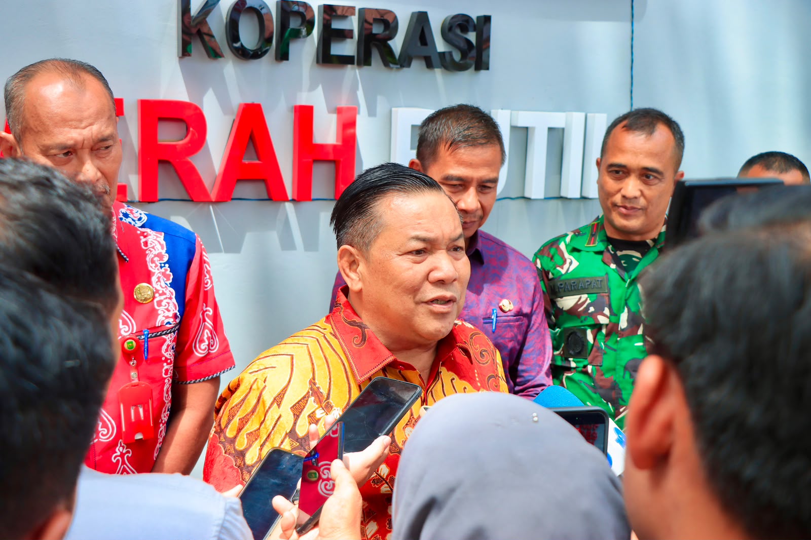 Plt Gubernur Riau Serahkan Data Tunggakan Pajak 2025 ke Bupati Kampar
