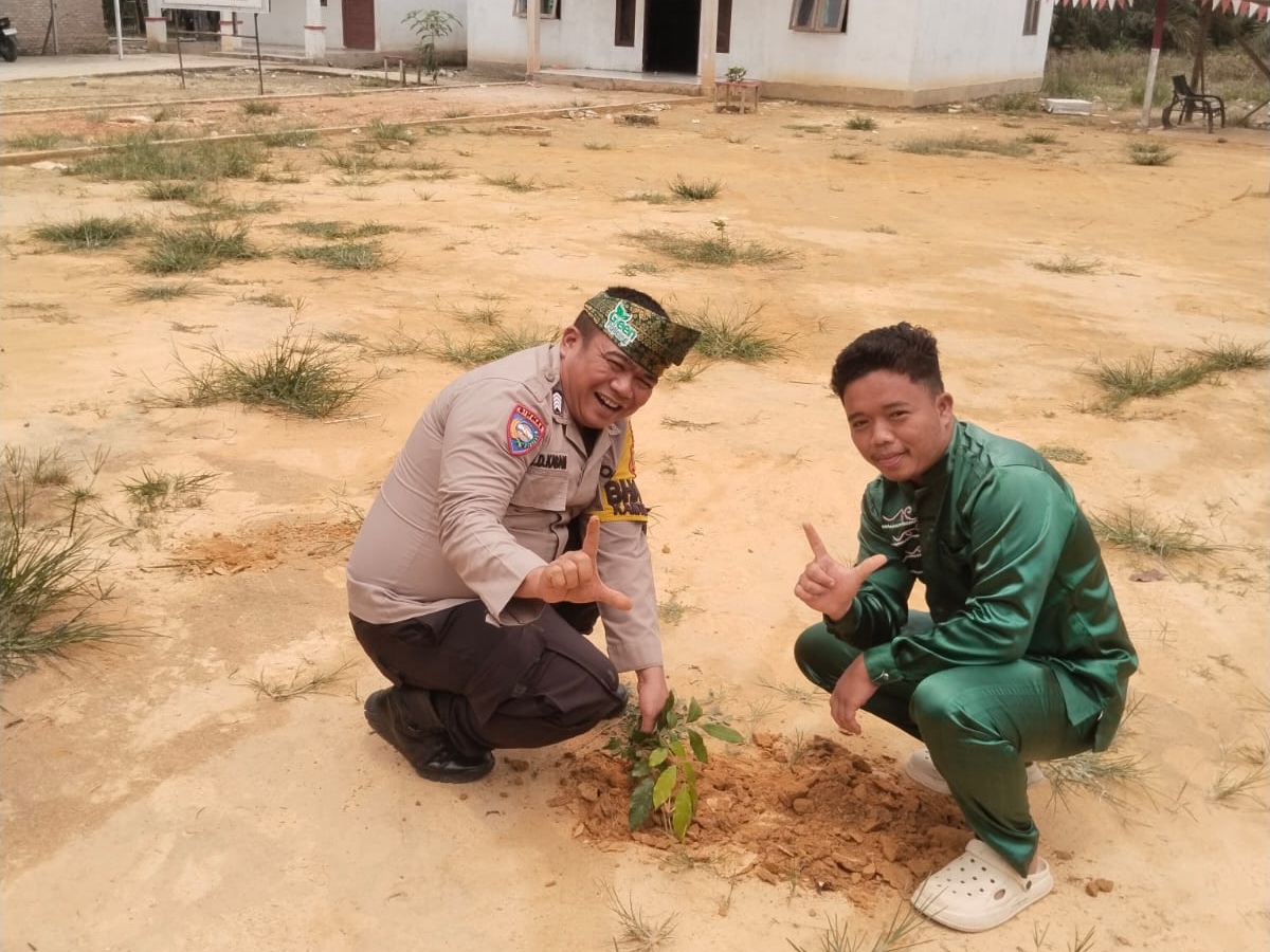 Green Policing Polsek Rimba Melintang Tanam 3 Bibit Mahoni di Rumah Warga