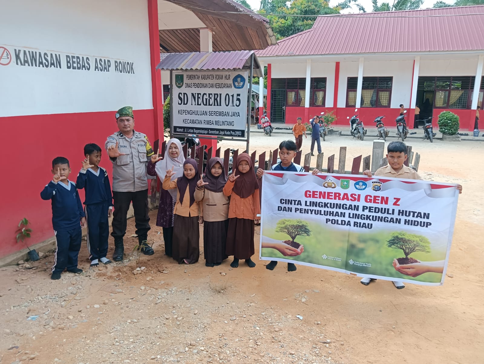 Green Policing Masuk Sekolah, Polsek Rimba Melintang Tanam Bibit Mangga di SDN 15 Seremban Jaya