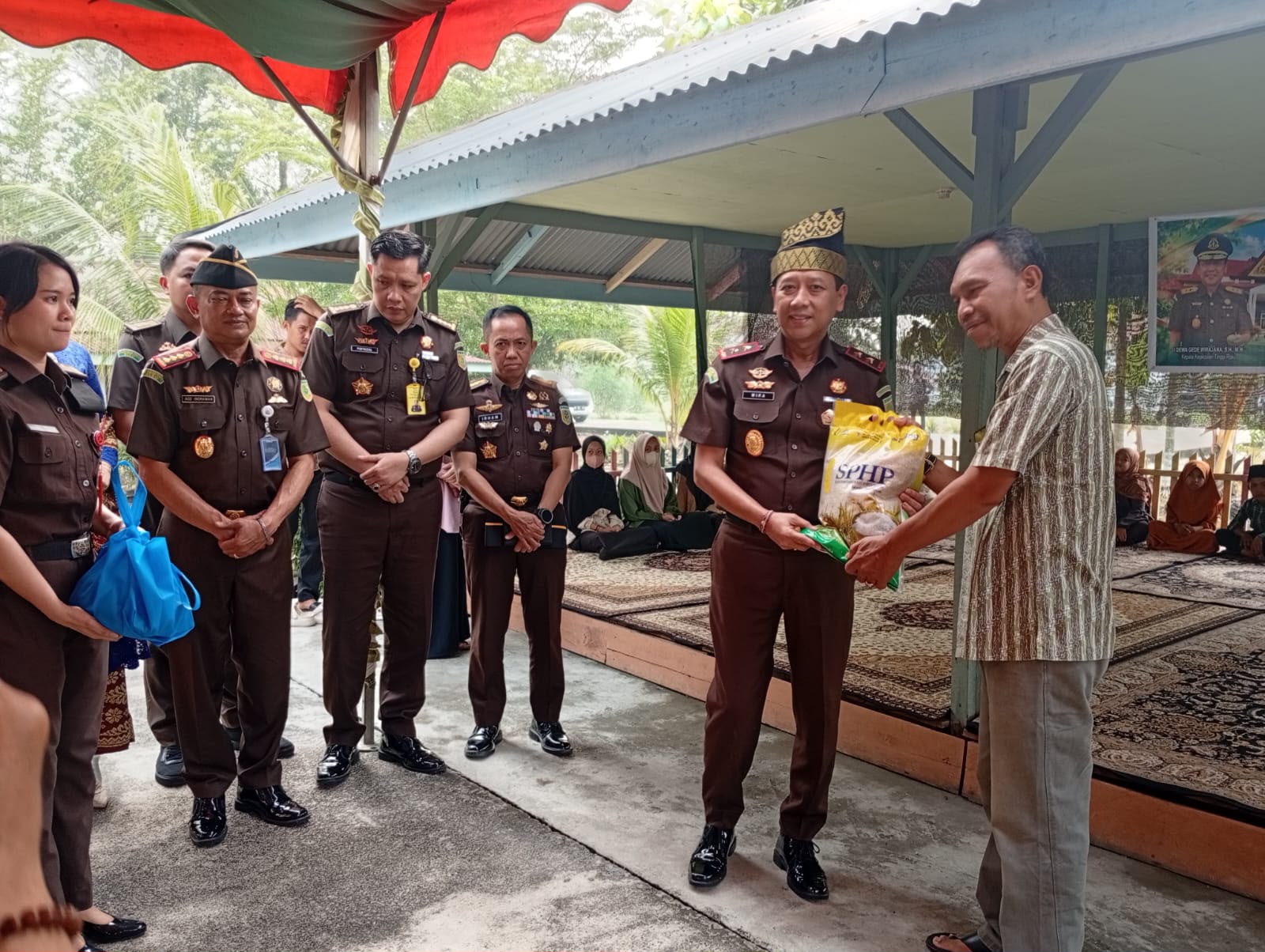Kajati Riau Sambangi Panti Asuhan Dayang Dermah Bengkalis, Salurkan Bantuan untuk Anak Yatim