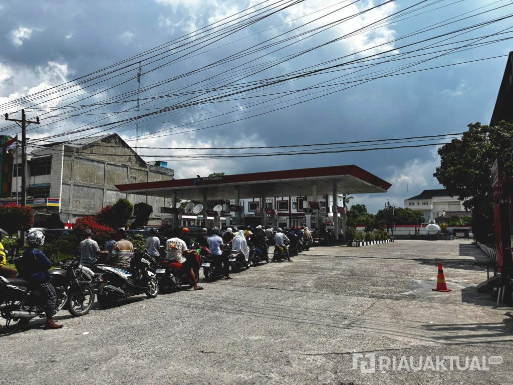 Antrean SPBU Mengular di Pekanbaru, Warga Keluhkan BBM Langka