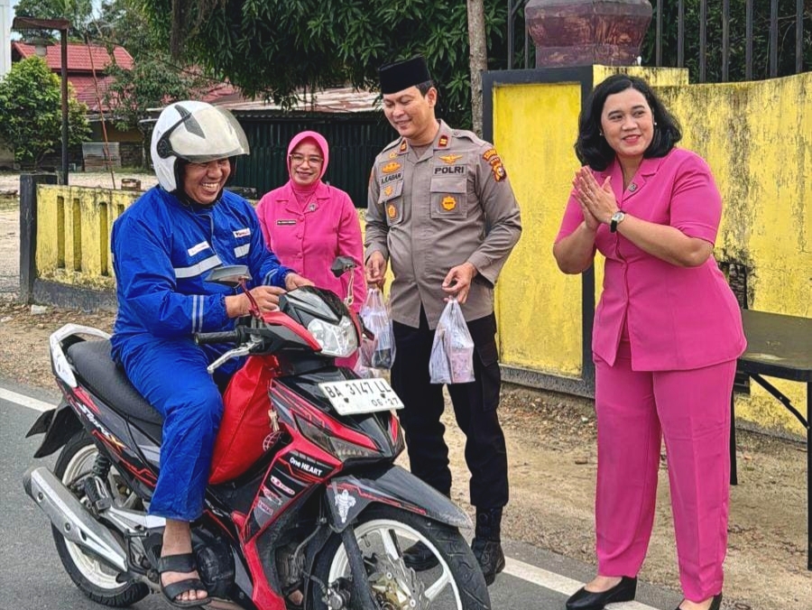 Kapolsek Singingi Hilir dan Bhayangkari Berbagi Takjil kepada Warga