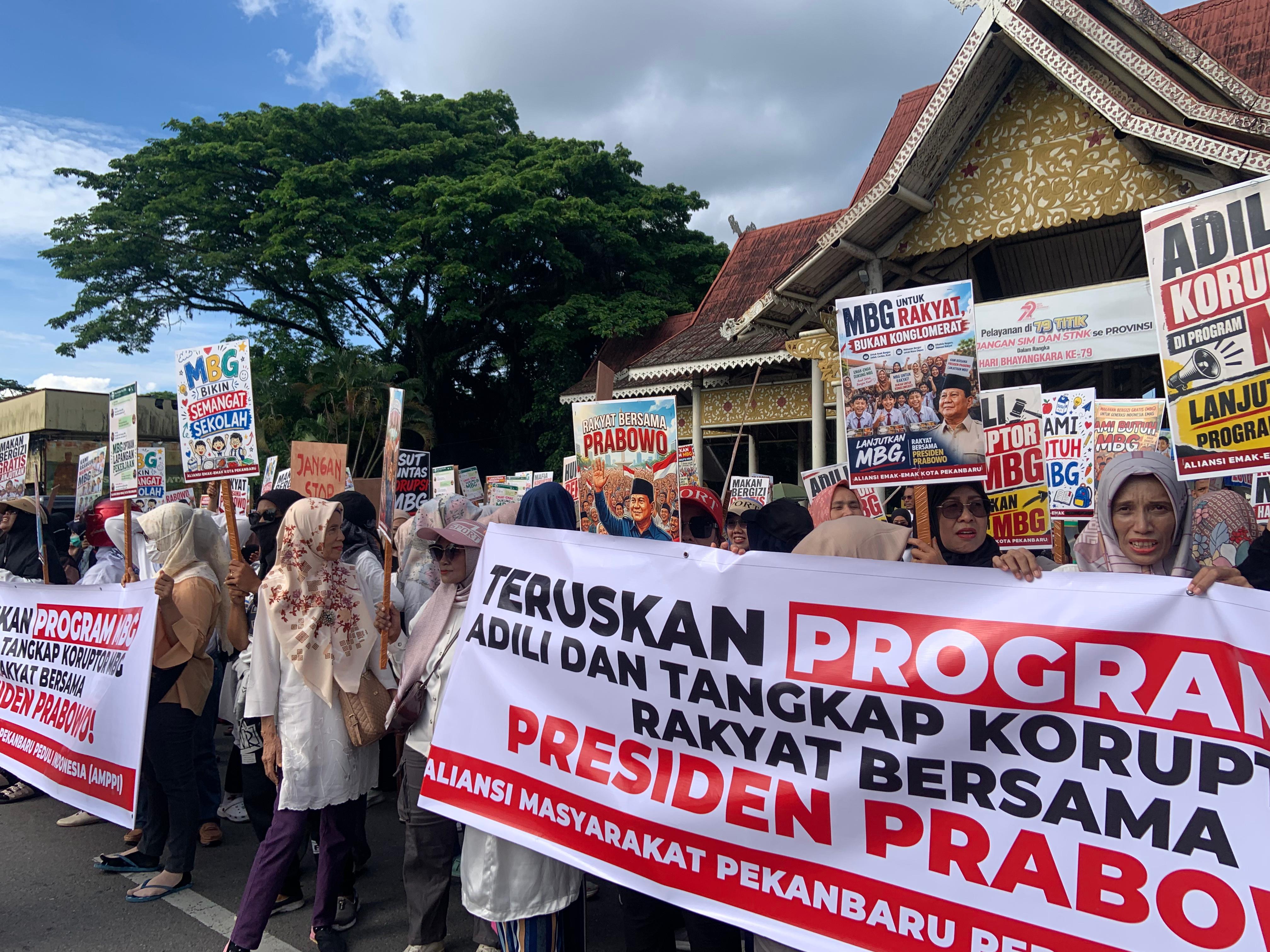 Ribuan Emak-emak di Pekanbaru Gelar Aksi Damai, Dukung Program MBG Tetap Dilanjutkan