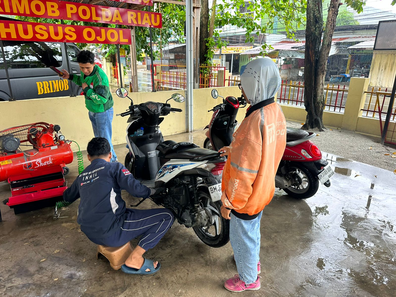 Servis Tanpa Biaya, Brimob Riau Bantu Ojol Tetap Produktif di Jalan