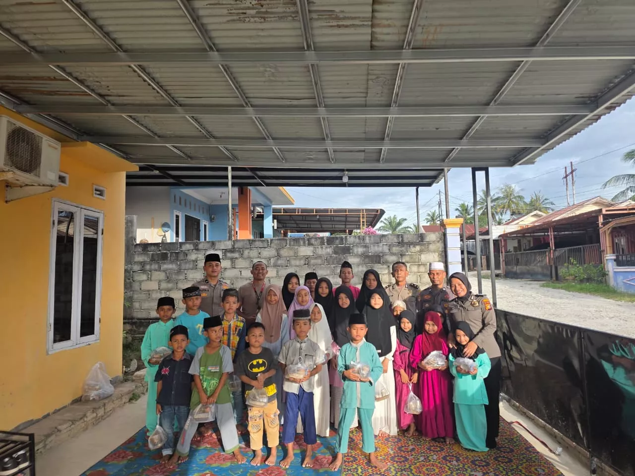 Polres Rokan Hilir Berbagi Takjil Ramadan dengan Anak Yatim di Panti Asuhan