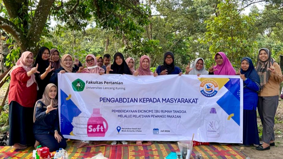 Universitas Lancang Kuning Dorong Kemandirian Ekonomi Ibu Rumah Tangga Lewat Pelatihan Pewangi Pakaian