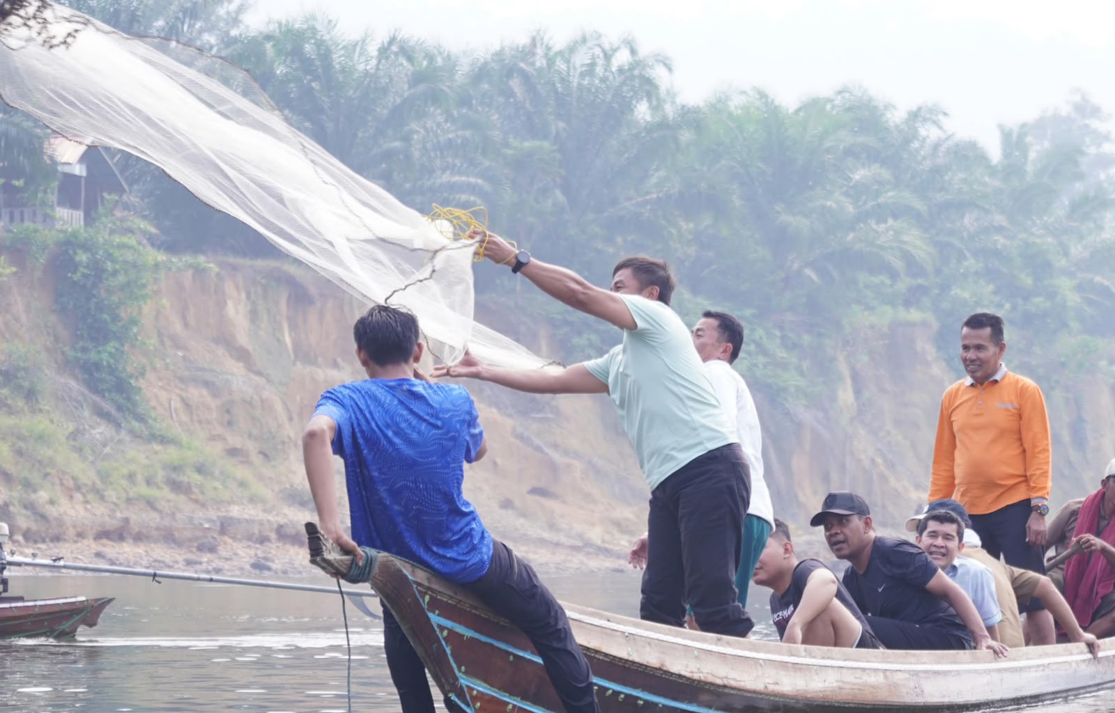 Tradisi Mancokau Ikan di Lubuk Larangan Tanjung Belit, Kearifan Lokal Jaga Kelestarian Sungai