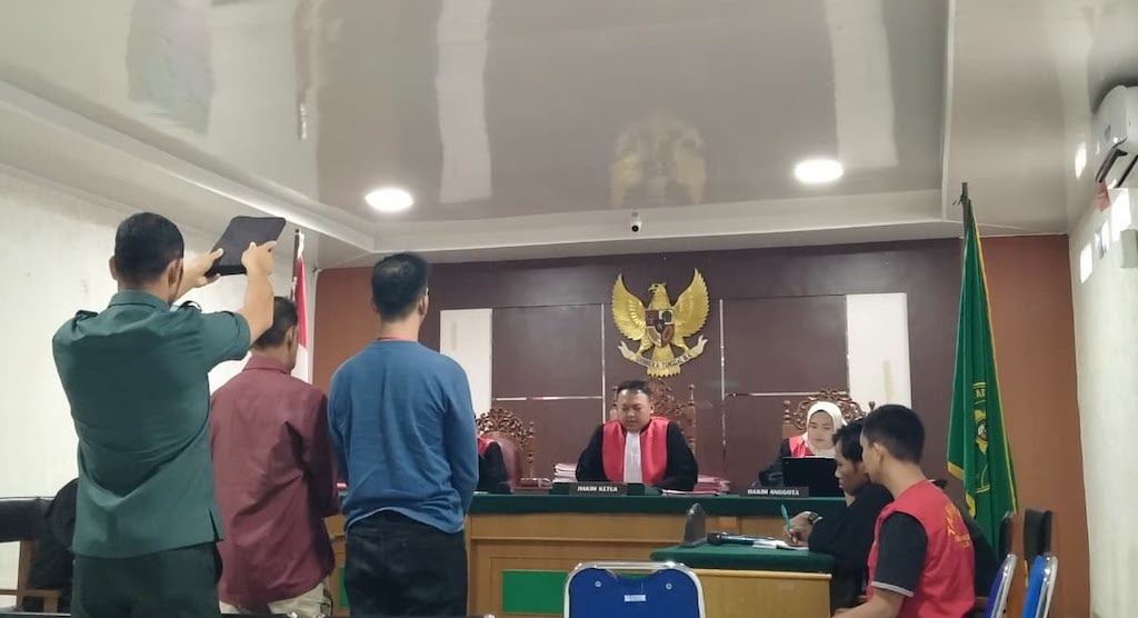 Hakim Soroti Pria Berkaos Merah di CCTV, Diduga Ikut Keroyok Rudi Saputra