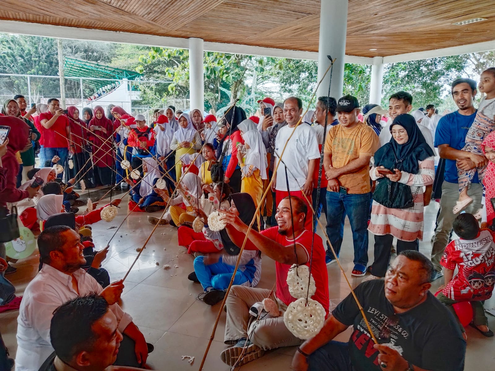 Bupati dan Sekda Inhu Ikut Lomba 17-an, Suasana Perlombaan Gembira Makin Meriah