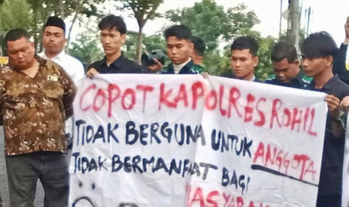 Puluhan Mahasiswa Demo di Depan Mapolres Rokan Hilir, Soroti Kinerja Kapolres