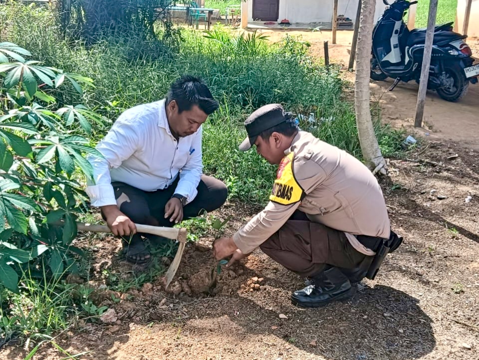 Polsek Rimba Melintang Gaungkan Green Policing Lewat Penanaman Pohon di Seremban Jaya