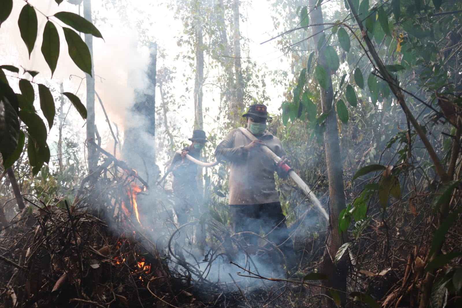 9 Jam Padamkan Karhutla di Kampar Kiri, Kapolres Kampar Terobos Medan Terjal