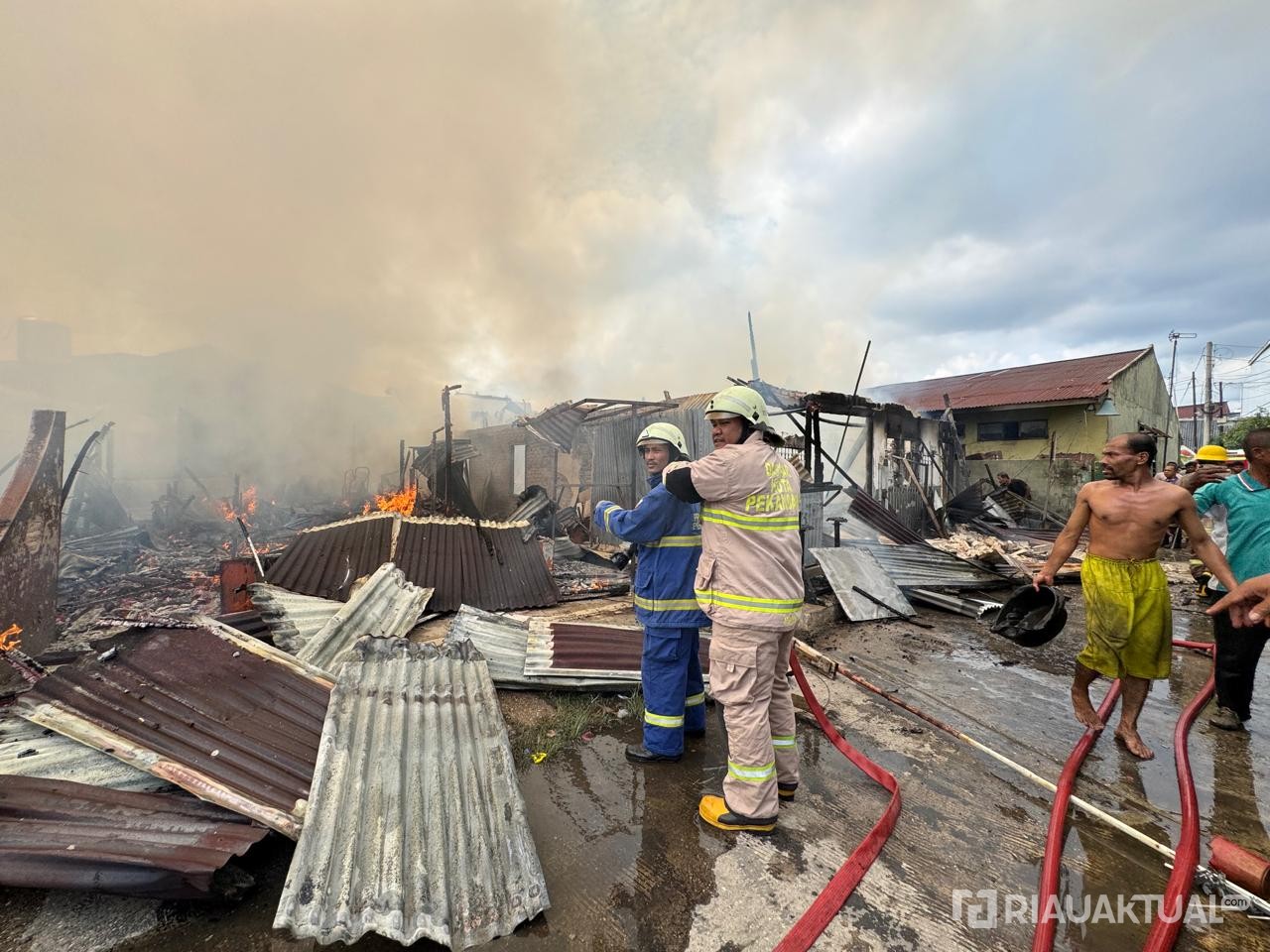 6 Rumah Petak di Pekanbaru Ludes Terbakar, 3 Motor Ikut Hangus
