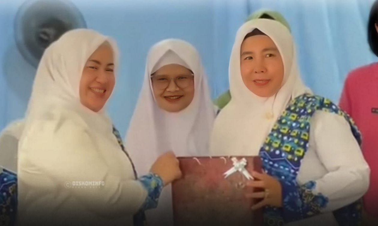 Ketua TP PKK Rohul Hadiri BKMT Ujung Batu, Salurkan 165 Paket Bantuan untuk Warga