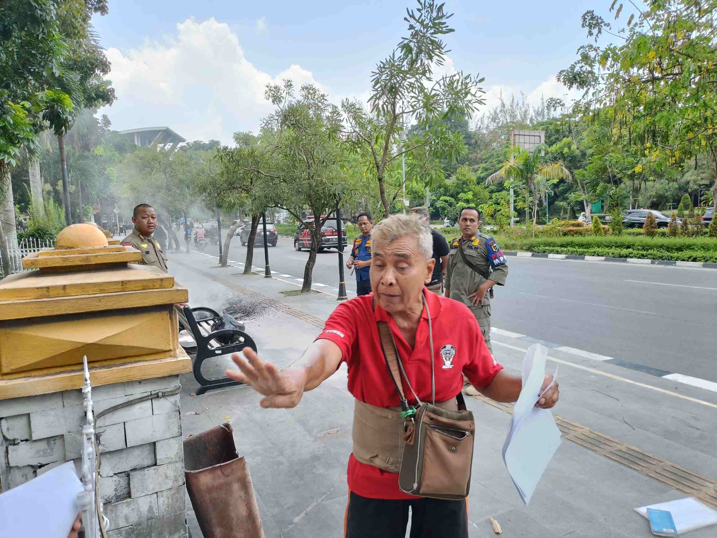 Tuntut Jatah Bansos, Pria Paruh Baya Bakar Ban Bekas di Depan MPP Pekanbaru
