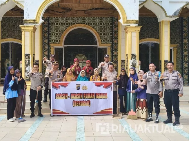 Program BERUBAH di Rohil, Polsek Rimba Melintang Bersih-bersih Masjid Raya Al-Munawarah