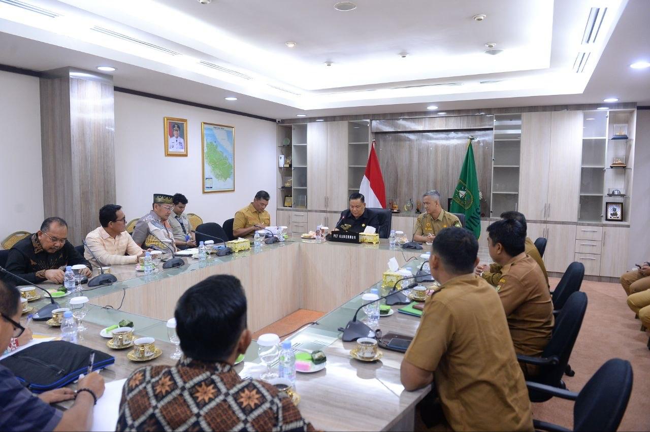 Tokoh Adat Mengadu Soal Jembatan Rumbio, Plt Gubri Bakal Panggil Bupati Kampar 