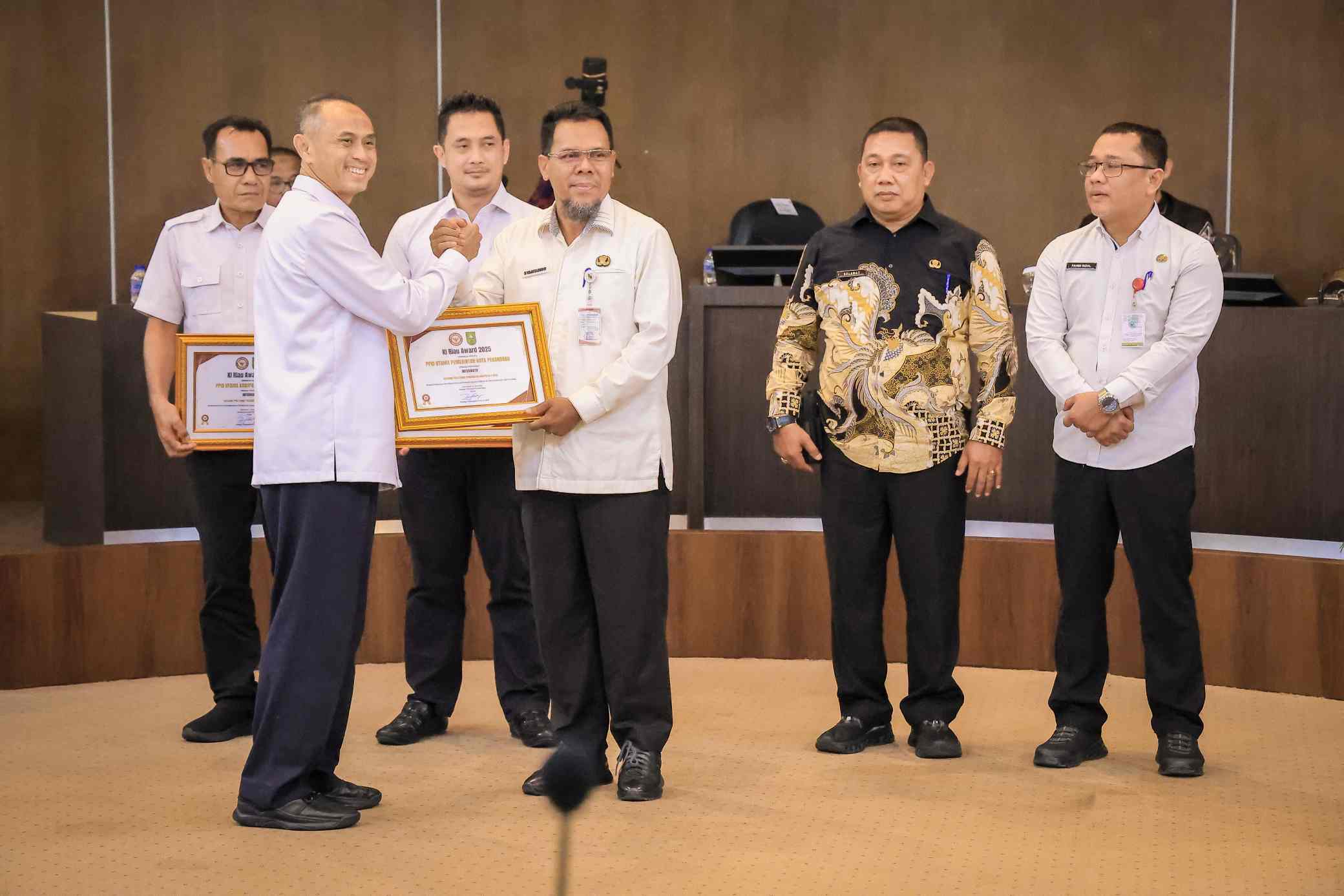 Raih Predikat Informatif, Pemko Pekanbaru Terima Penghargaan dari KI Riau Award 2025