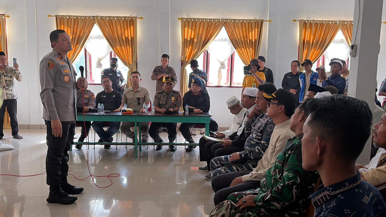 Usai Rumah Terduga Bandar dan Karaoke di Rohil, Wakapolda Riau Temui Warga Panipahan