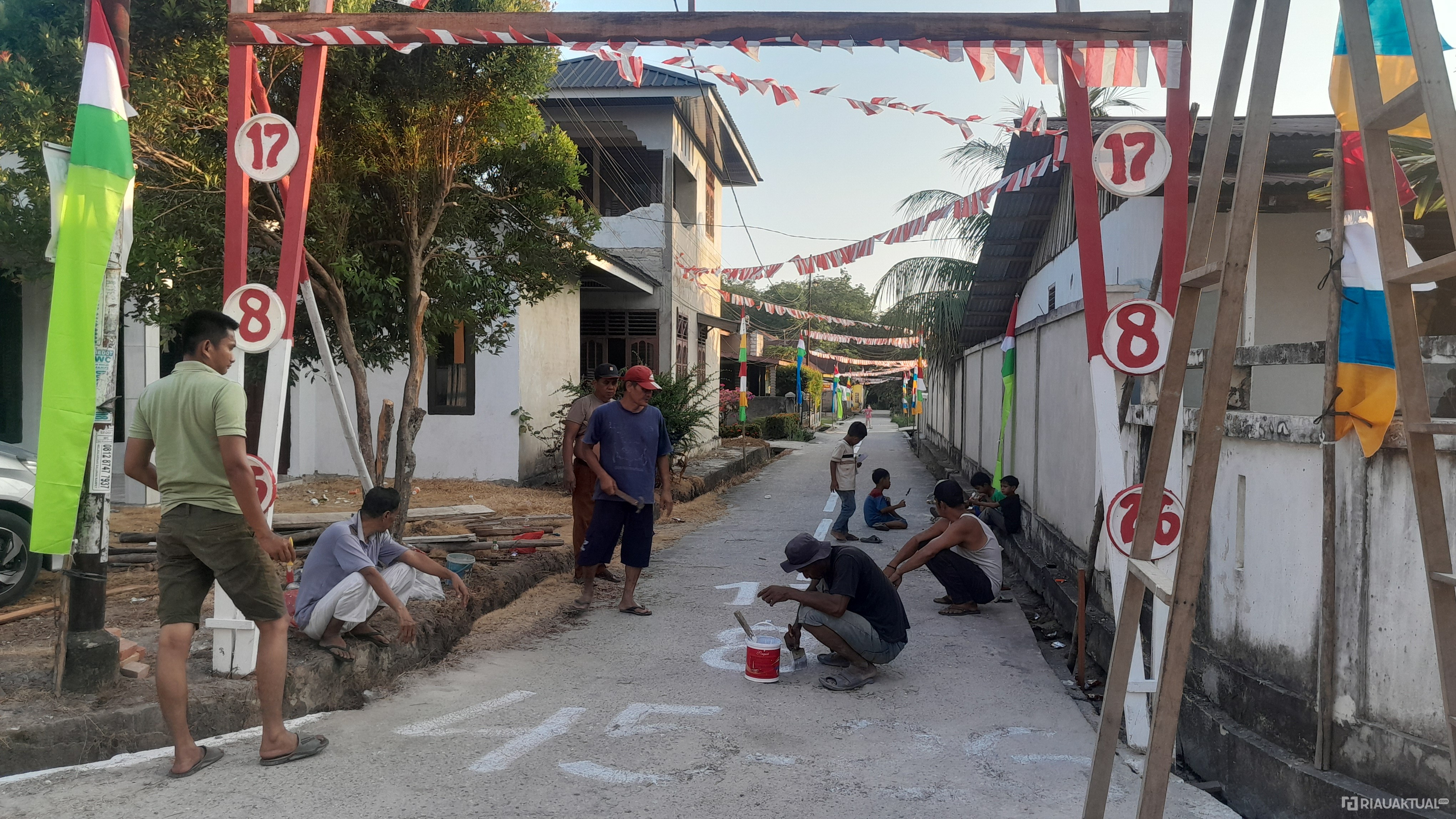 Warga Air Putih Gotong Royong Percantik Lingkungan Sambut Hari Kemerdekaan