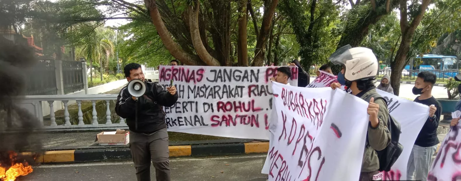 Puluhan Massa KPKN Demo di DPRD Riau, Bakar Ban dan Tuntut Transparansi