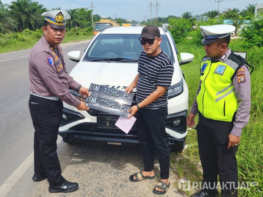 Satlantas Polres Rohil Razia TNKB Tak Sesuai di Jalinsum Riau-Sumut