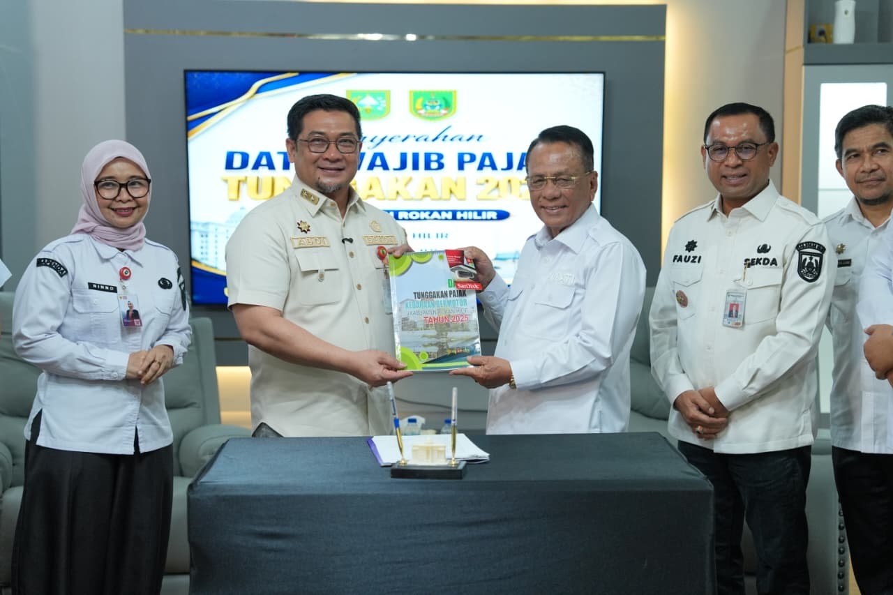 Pemprov Riau Serahkan Data Tunggakan Pajak ke Rohil, Bupati Bistamam Siapkan Langkah Optimalisasi PAD