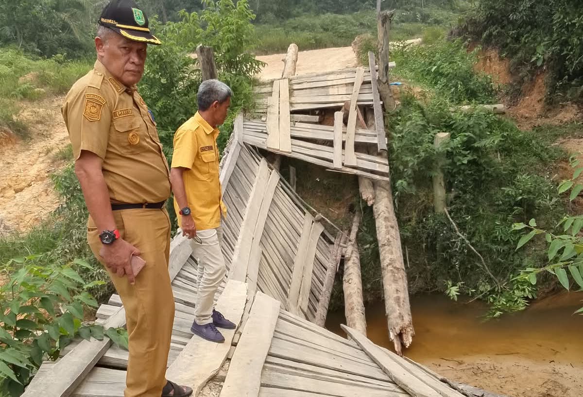Jembatan Sarang Elang Kecil di Inhu Roboh, Akses Dua Desa Terganggu