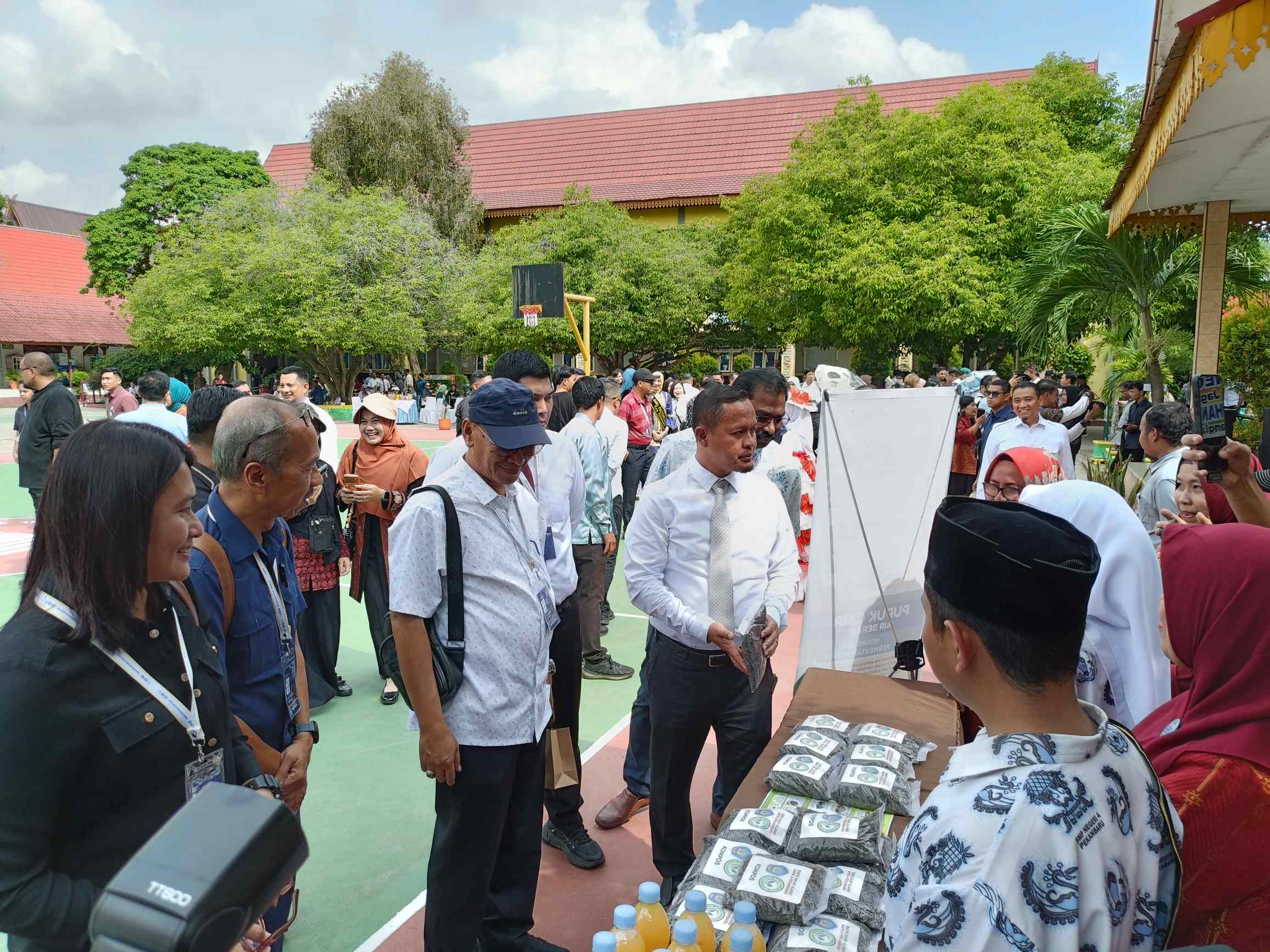 Delegasi IMT-GT Tinjau SMPN 4 Pekanbaru, Wako Agung Tunjukkan Penerapan Sekolah Hijau Percontohan Nasional