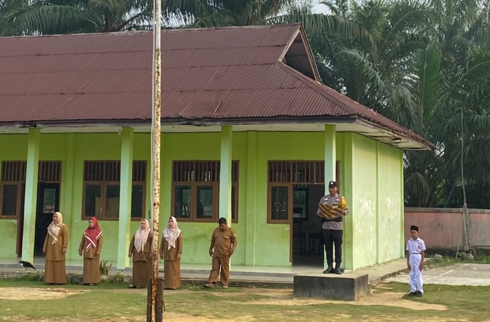 Bhabinkamtibmas Bangko Pusako Jadi Pembina Upacara di SDN 022, Ingatkan Soal Kenakalan Remaja 