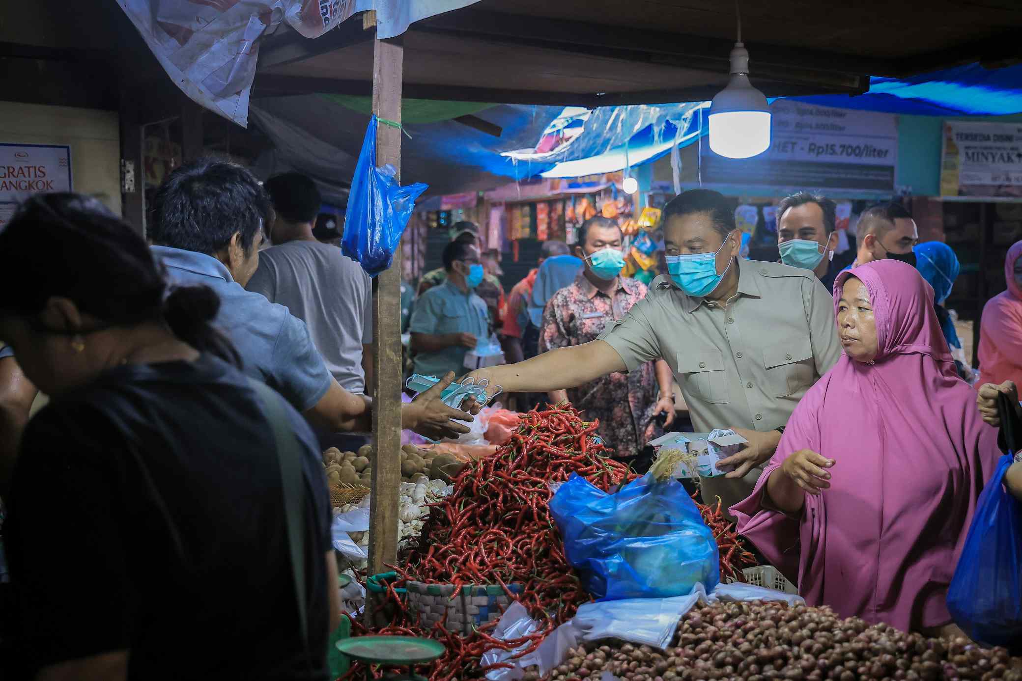 Wawako Pekanbaru Bagikan 2.000 Masker ke Pedagang Pasar, Ingatkan Bahaya Paparan Asap