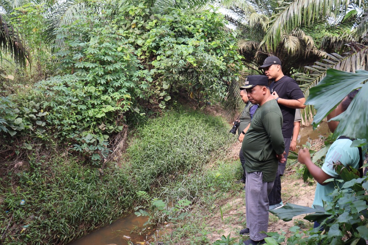 Bupati Inhu Pimpin Gotong Royong Pasca Banjir di Rengat Barat