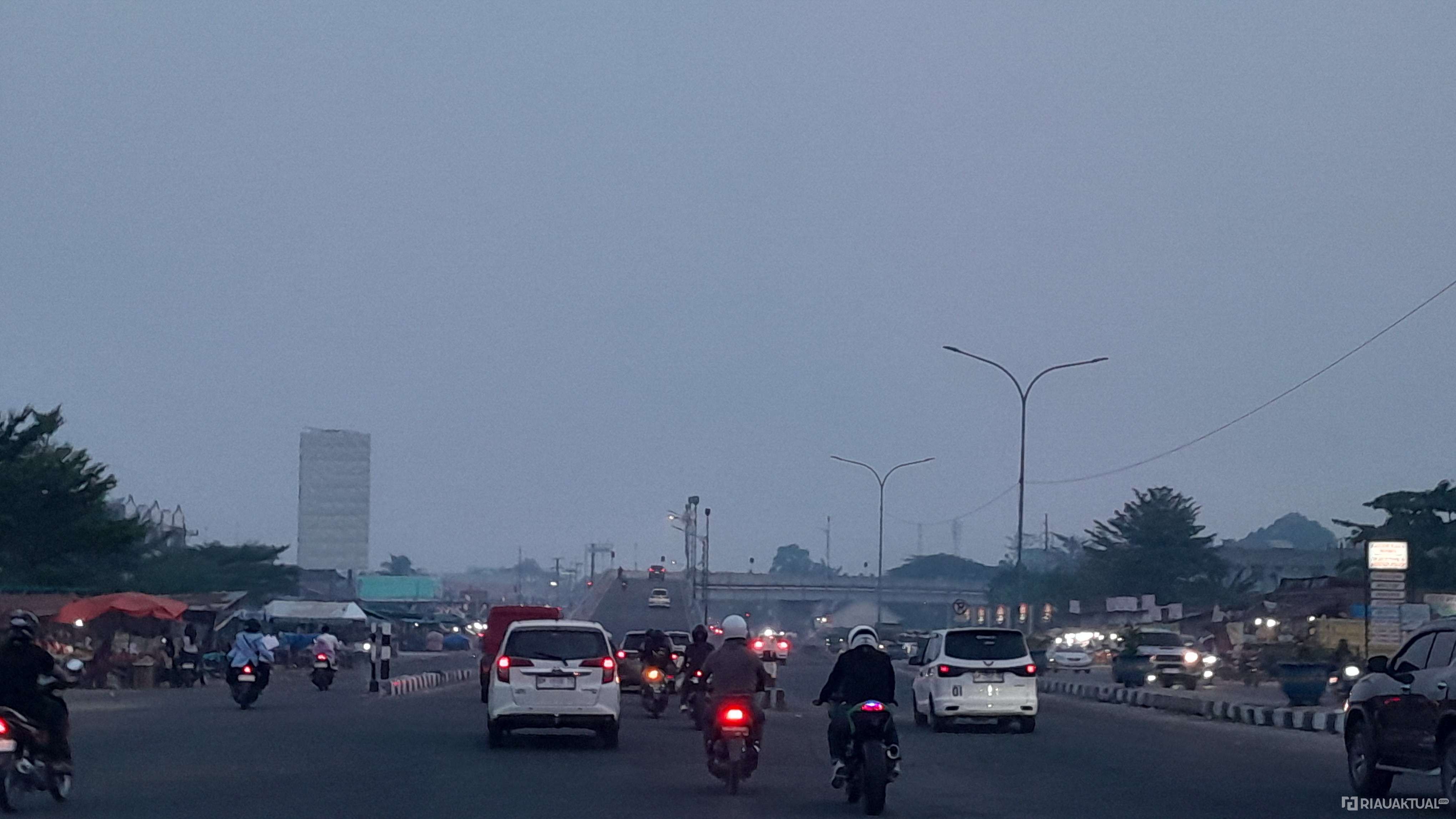 Kabut Asap Makin Tebal Senin Malam, Kualitas Udara Terus Memburuk
