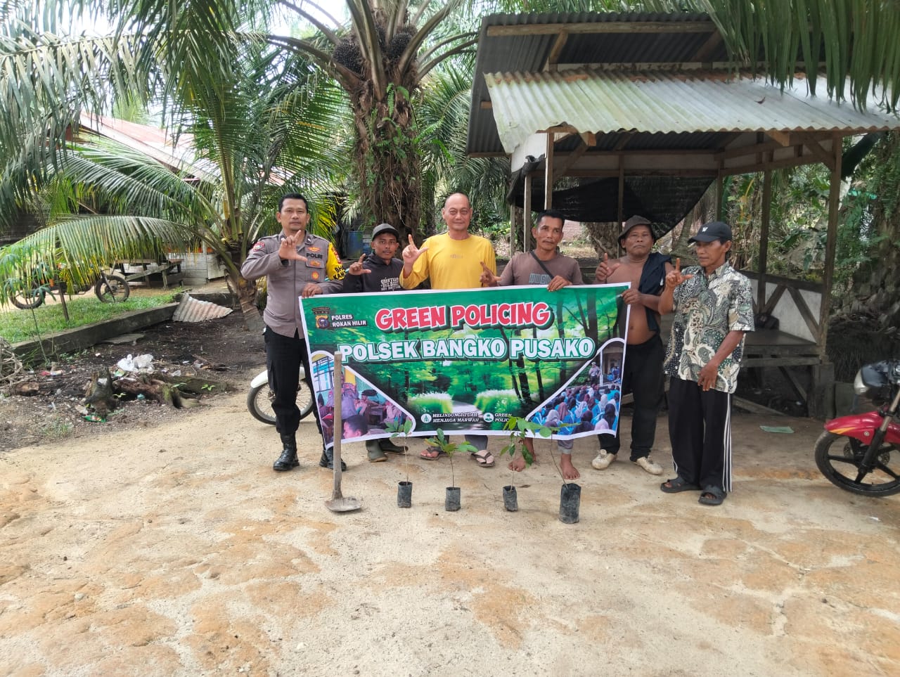 Polsek Bangko Pusako Tanam Pohon Matoa, Gaungkan Program Green Policing di Rohil