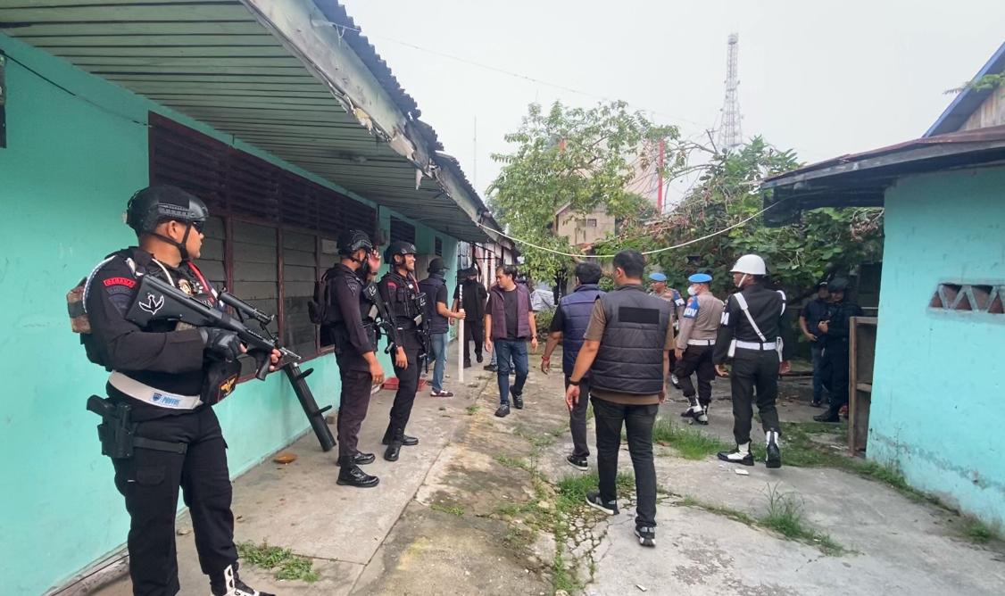 Gubuk Diduga Tempat Konsumsi dan Transaksi Narkoba di Pangeran Hidayat Pekanbaru Dihancurkan