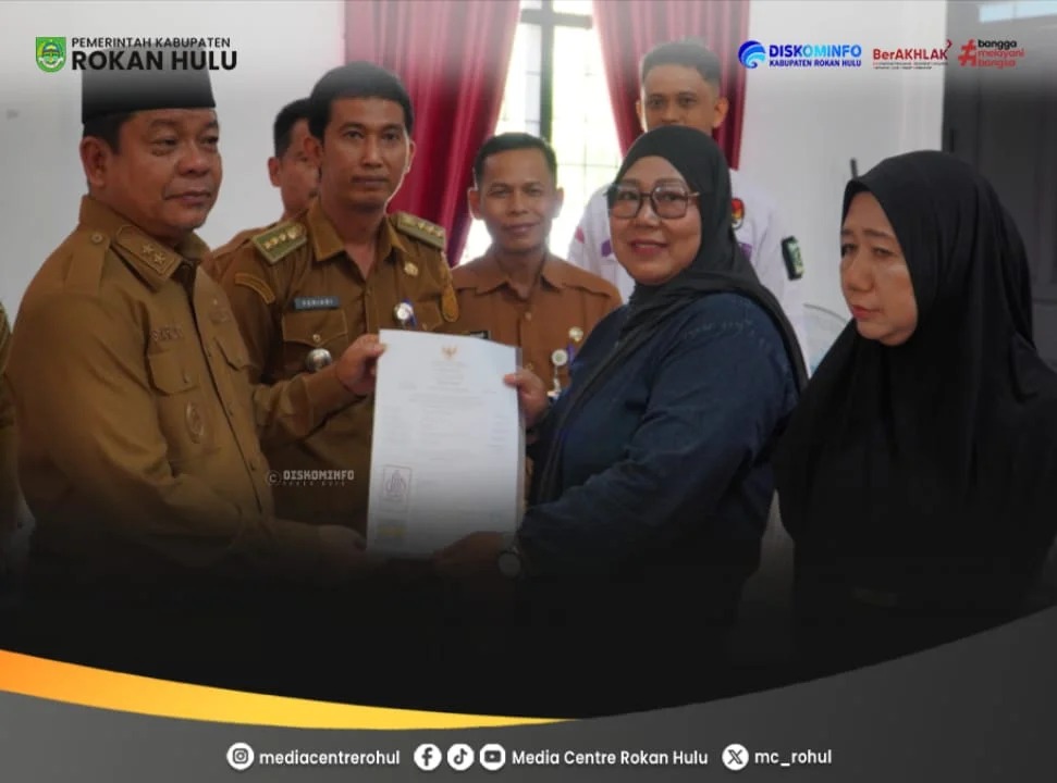 Wabup Rohul Serahkan Sertifikat Halal dan Perizinan UMKM di Tandun, Dorong Daya Saing Usaha