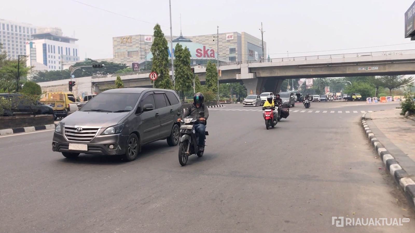 Riau Masih Minim Hujan, Kabut Asap Bikin Udara Kabur