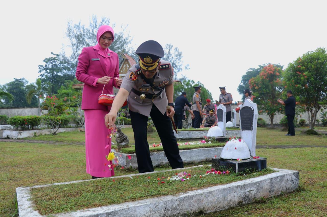 Jelang Hari Bhayangkara ke-80, Kapolres Dumai Pimpin Tabur Bunga di TMP Damai Sentosa